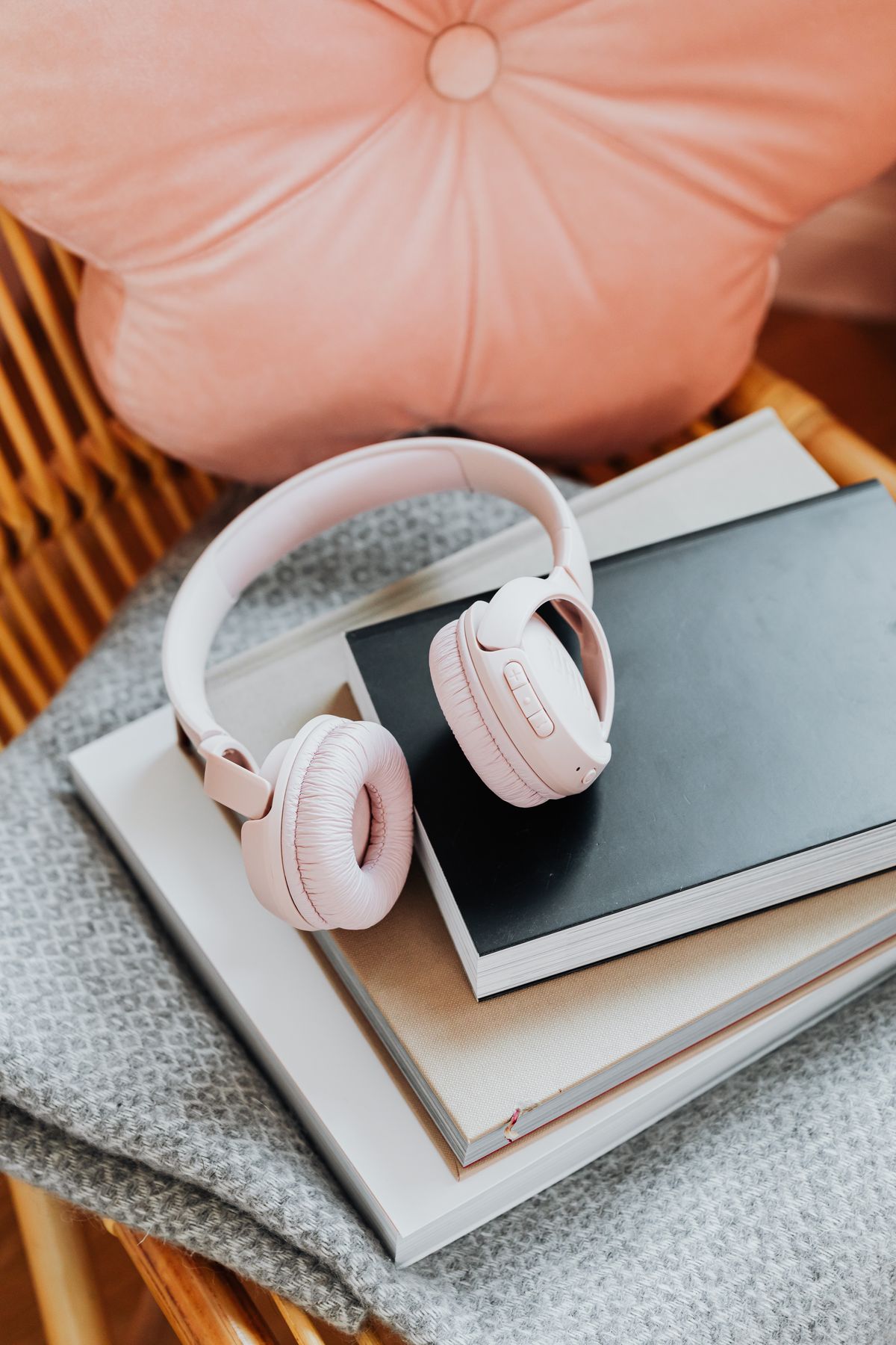 Casque sans fil posé sur des livres