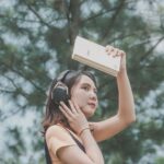 Femme écoutant un livre audio avec un casque