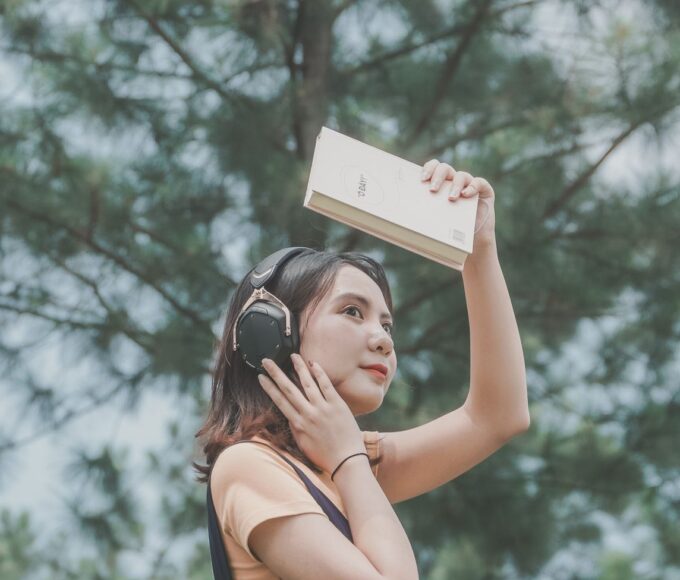 Femme écoutant un livre audio avec un casque