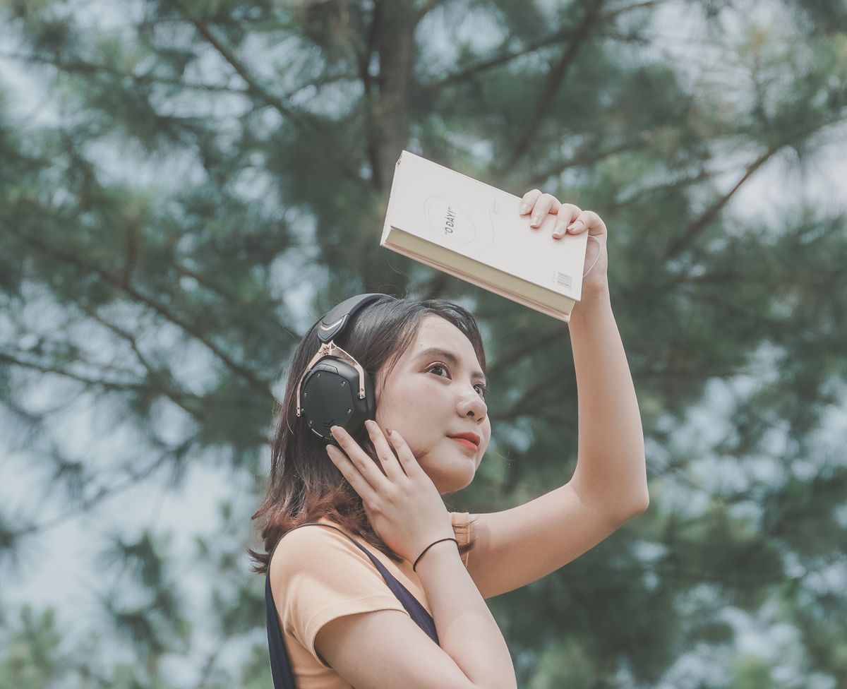 Femme écoutant un livre audio avec un casque