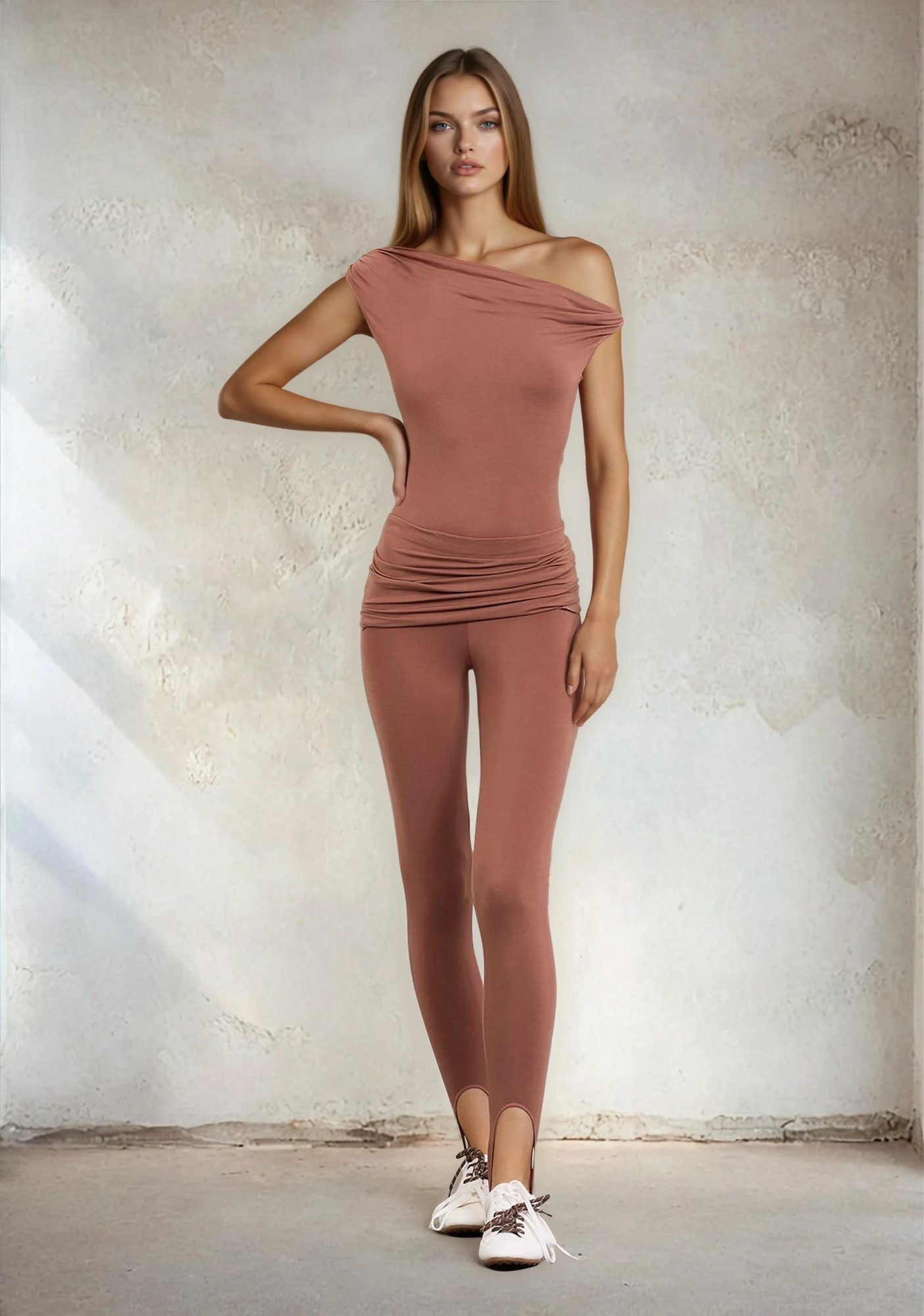 Donna in tuta aderente rosa salmone monocolore con top spalla scoperta e sneakers bianche