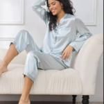Au-delà de la lingerie de lit, la soie mulberry authentique représente un choix de vie pour ceux qui privilégient élégance intemporelle, confort supérieur et santé holistique. Les vêtements en soie véritable offrent une sophistication inégalée combinée à des bénéfices tangibles et visibles pour la peau, les cheveux et le bien-être général. lilysilk.com Lilysilk propose une gamme exclusive de vêtements et accessoires confectionnés à partir de soie mulberry de grade 6A, offrant un confort de luxe authentique pour tous les moments de la vie quotidienne et les occasions spéciales.