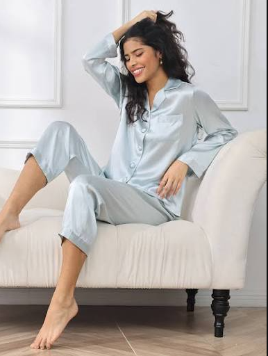 Au-delà de la lingerie de lit, la soie mulberry authentique représente un choix de vie pour ceux qui privilégient élégance intemporelle, confort supérieur et santé holistique. Les vêtements en soie véritable offrent une sophistication inégalée combinée à des bénéfices tangibles et visibles pour la peau, les cheveux et le bien-être général. lilysilk.com Lilysilk propose une gamme exclusive de vêtements et accessoires confectionnés à partir de soie mulberry de grade 6A, offrant un confort de luxe authentique pour tous les moments de la vie quotidienne et les occasions spéciales.